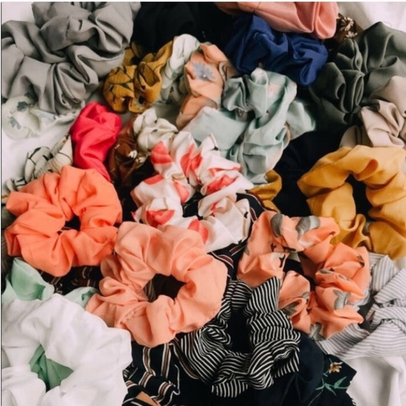 Brandy Melville Scrunchy Scrunch VSCO Silk Velvet - Picture 2 of 3